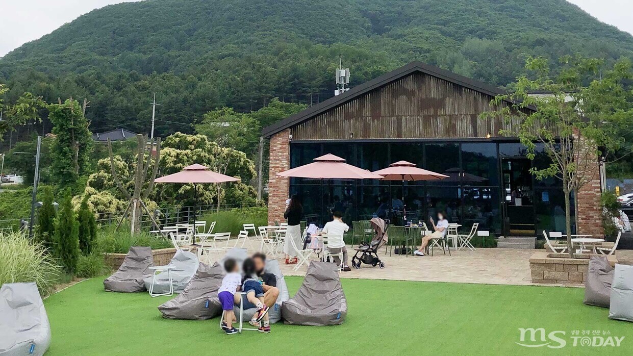 도심에서 벗어난 외곽지역에 위치해 가족단위 방문객이 많은 춘천의 한 이디야커피 매장. (사진=권소담 기자)