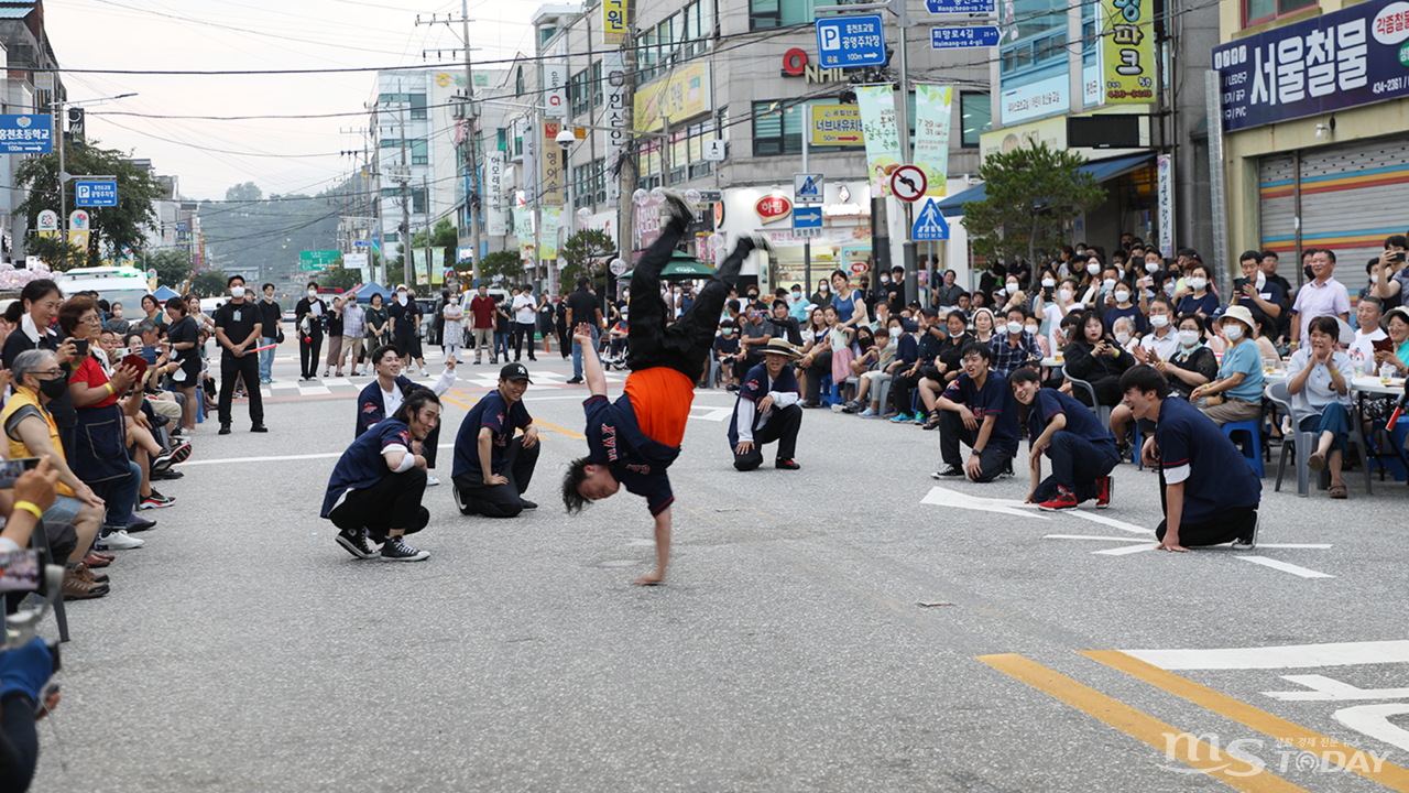 세계 웻 댄스(Wet Dance) 경연대회 참가 선수단이 홍천강 별빛음악 맥주축제를 찾은 방문객들을 위해 공연을 선보였다. (사진=박지영 기자)