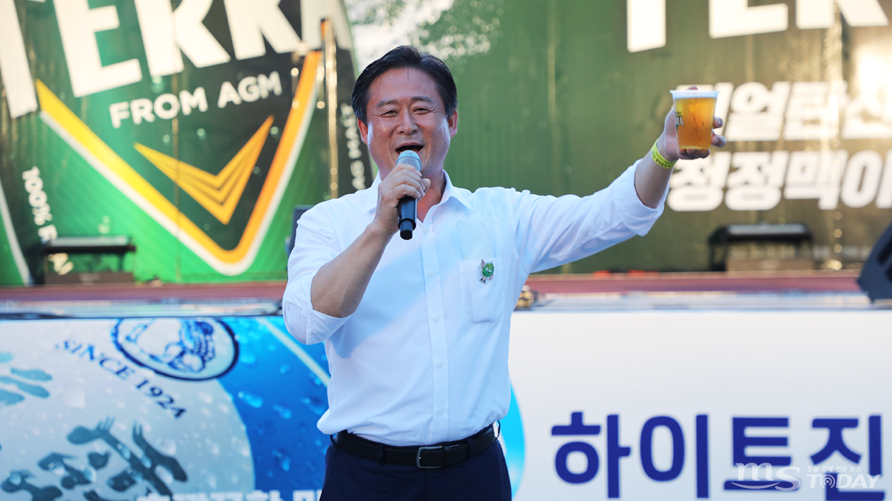 신영재 홍천군수가 "코로나19로 인해 3년 만에 개최된 홍천강 별빛음악 맥주축제가 지친 군민들을 위로하길 바란다"며 건배사를 하고 있다. (사진=박지영 기자)