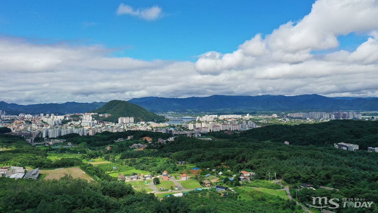 비구름이 걷힌 10일 오전, 춘천 구봉산에서 바라본 도심이 맑은 날씨를 보이고 있다. (사진=박지영 기자)