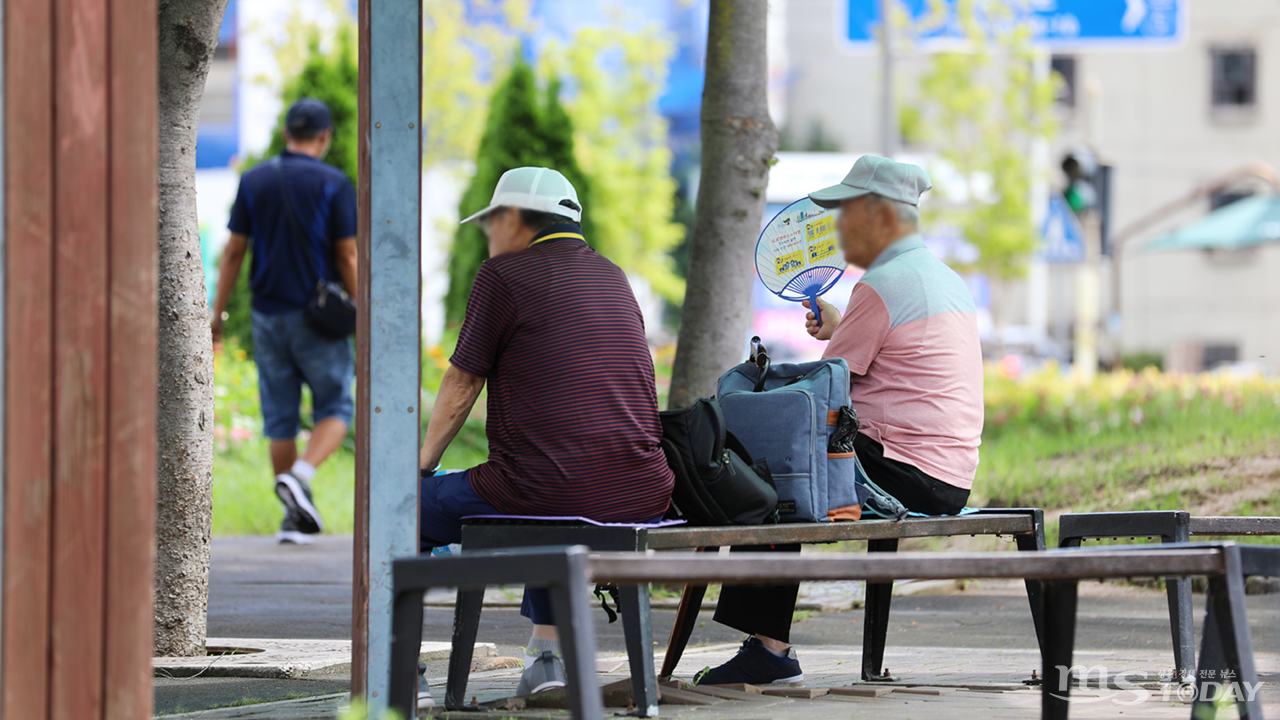 낮 최고기온이 30도까지 오른 10일, 춘천 공지천을 찾은 시민이 부채질을 하며 더위를 식히고 있다. (사진=박지영 기자)