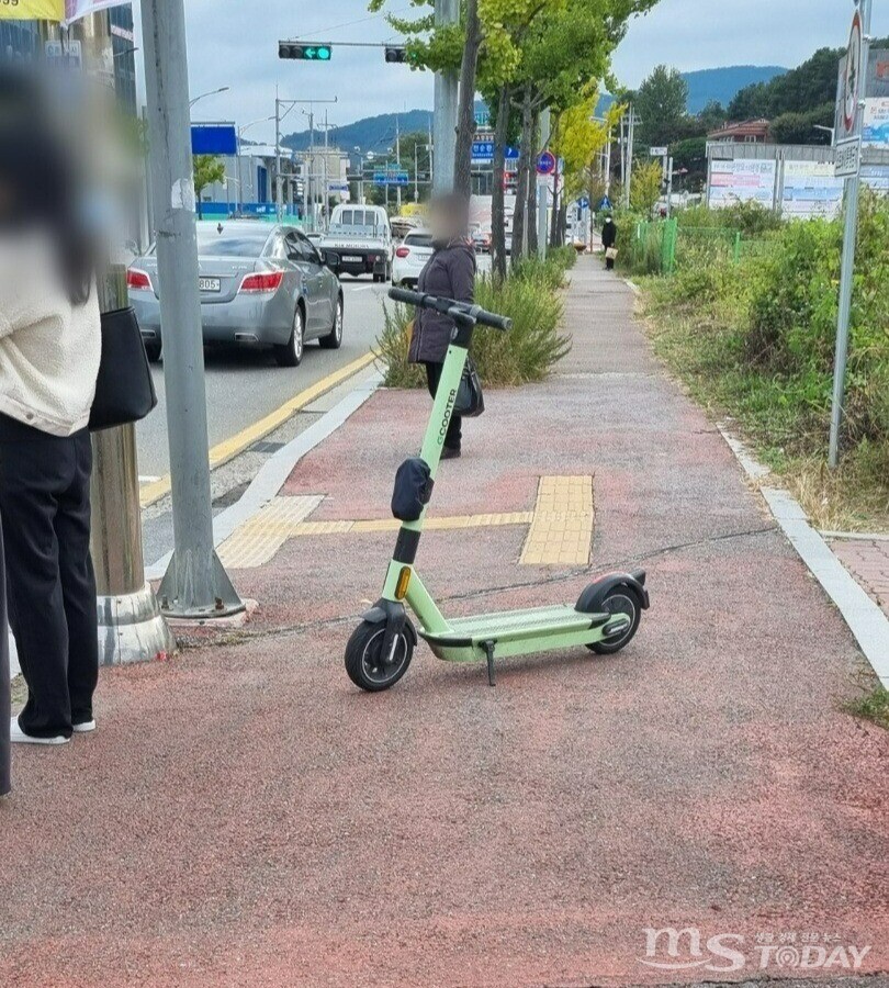 전동킥보드가 인도 한가운데에 주차돼 있어 시민들의 통행을 방해하고 있다(사진=이현지 인턴기자)