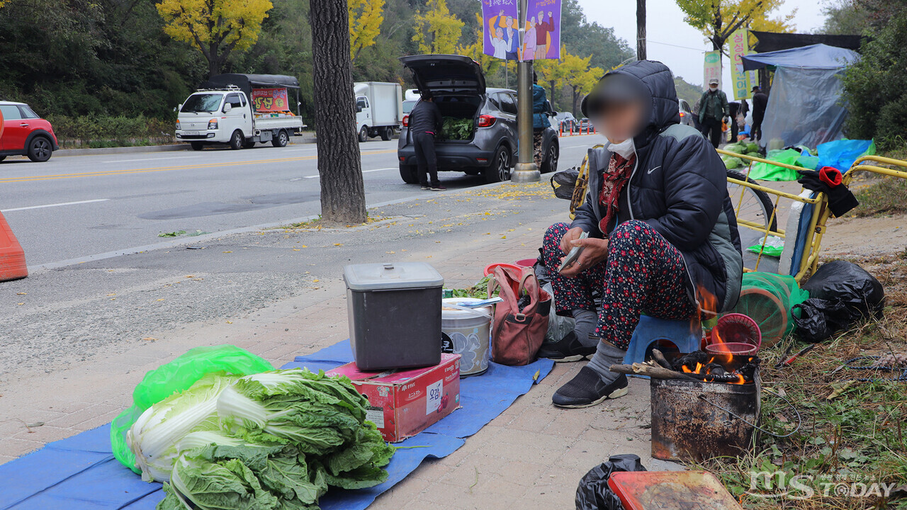 아침 최저기온이 1도까지 떨어진 19일 춘천 새벽시장, 갑자기 추워진 날씨에 한 상인이 불을 지펴 추위를 견디고 있다.