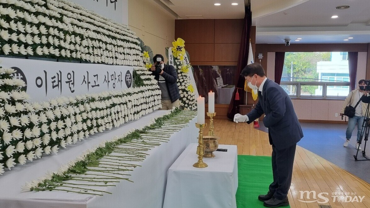 육동한 춘천시장이 분향소를 방문해 이태원 사고 희생자들을 추모하고 있다. (사진=이현지 인턴기자)