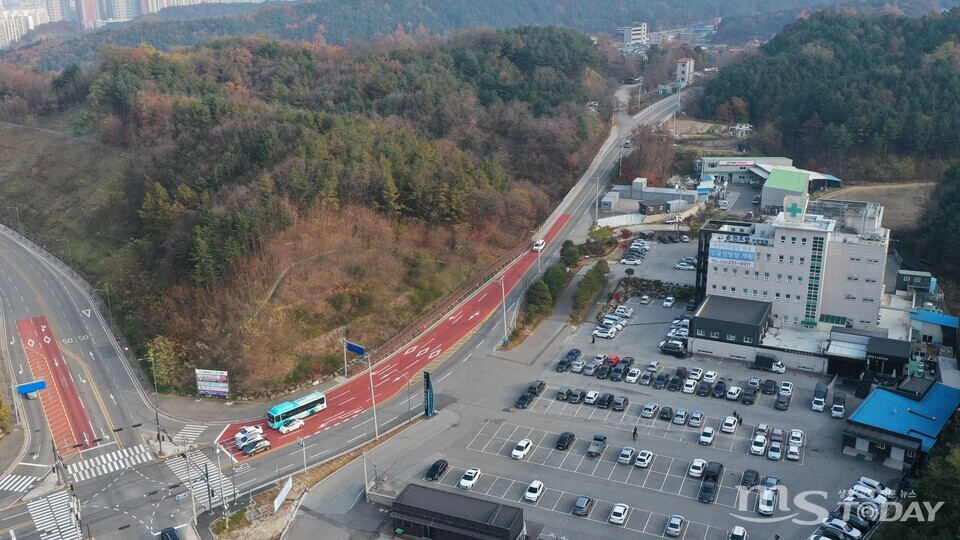 성수고·성수여고 이전 예정 부지인 삼천동 산36번지 근처에는 기피시설에 가까운 요양병원과 장례식장이 있다. (사진=이정욱 기자)