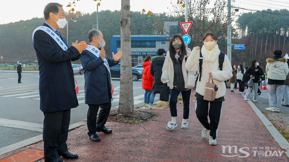 17일 오전 춘천여고에서 교육청 관계자들이 입실하는 수험생들을 응원하고 있다. (사진=이정욱 기자)