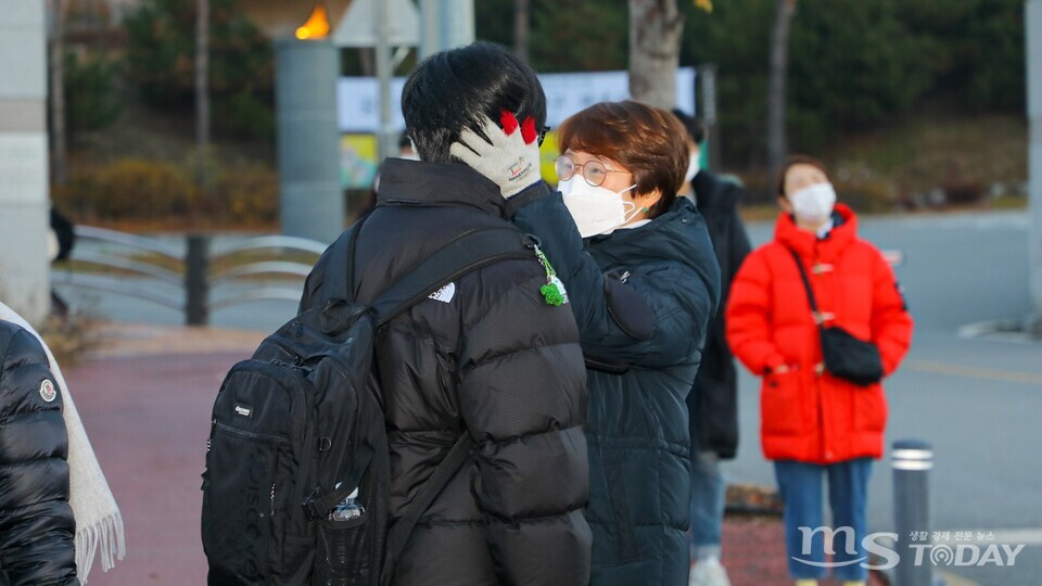 17일 오전 춘천여고에서 학부모가 수험생에게 응원의 말을 건네고 있다. (사진=이정욱 기자)