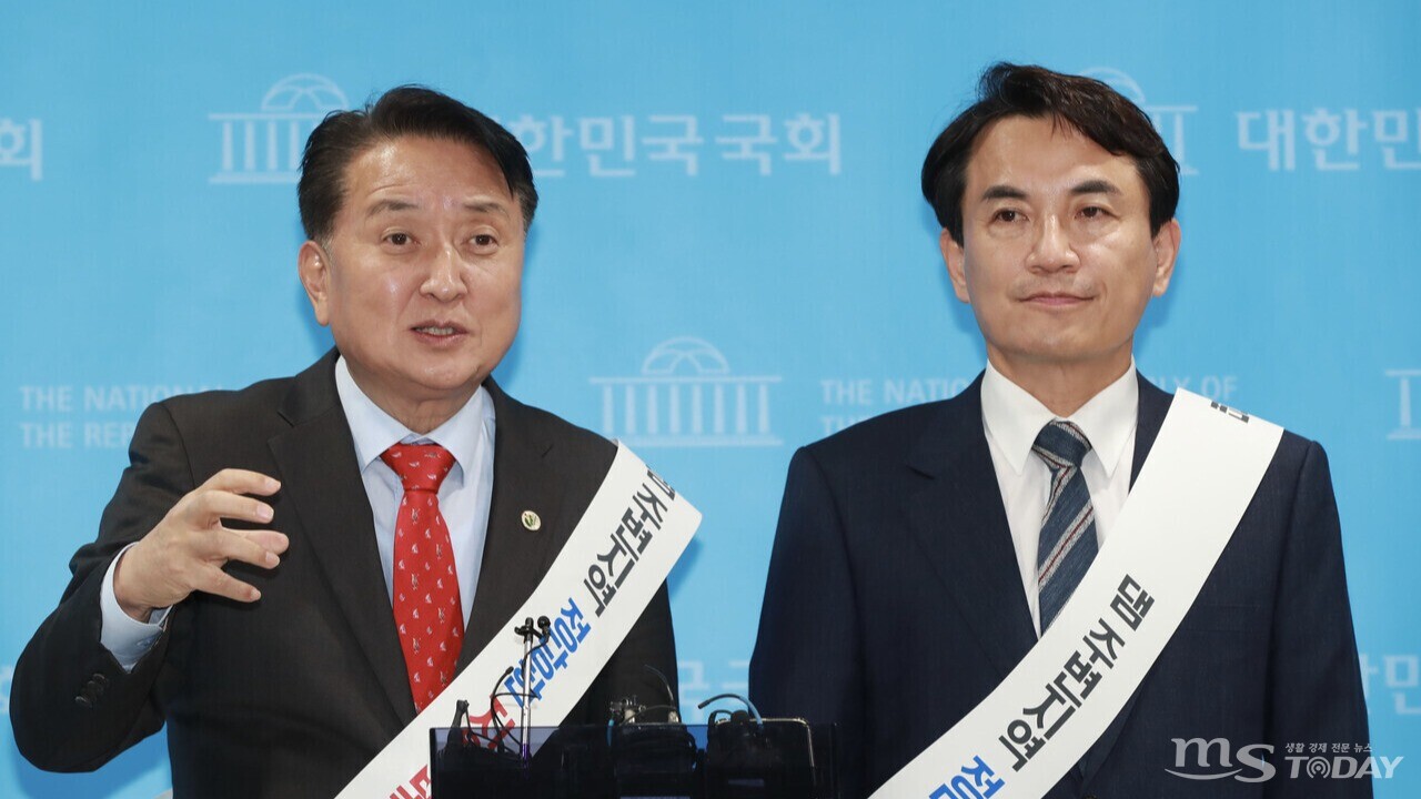 25일 국회 소통관에서 김진태 강원도지사(오른쪽)와 김영환 충북도지사가 댐 주변 지역 피해에 대한 정당한 보상을 요구하는 공동성명을 발표하고 있다. (사진=충북도 제공)