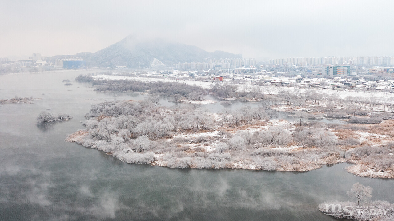 우두교(소양3교) 일대에 물안개와 상고대가 함께 어우러져 신비로운 겨울 풍경을 연출하고 있다.