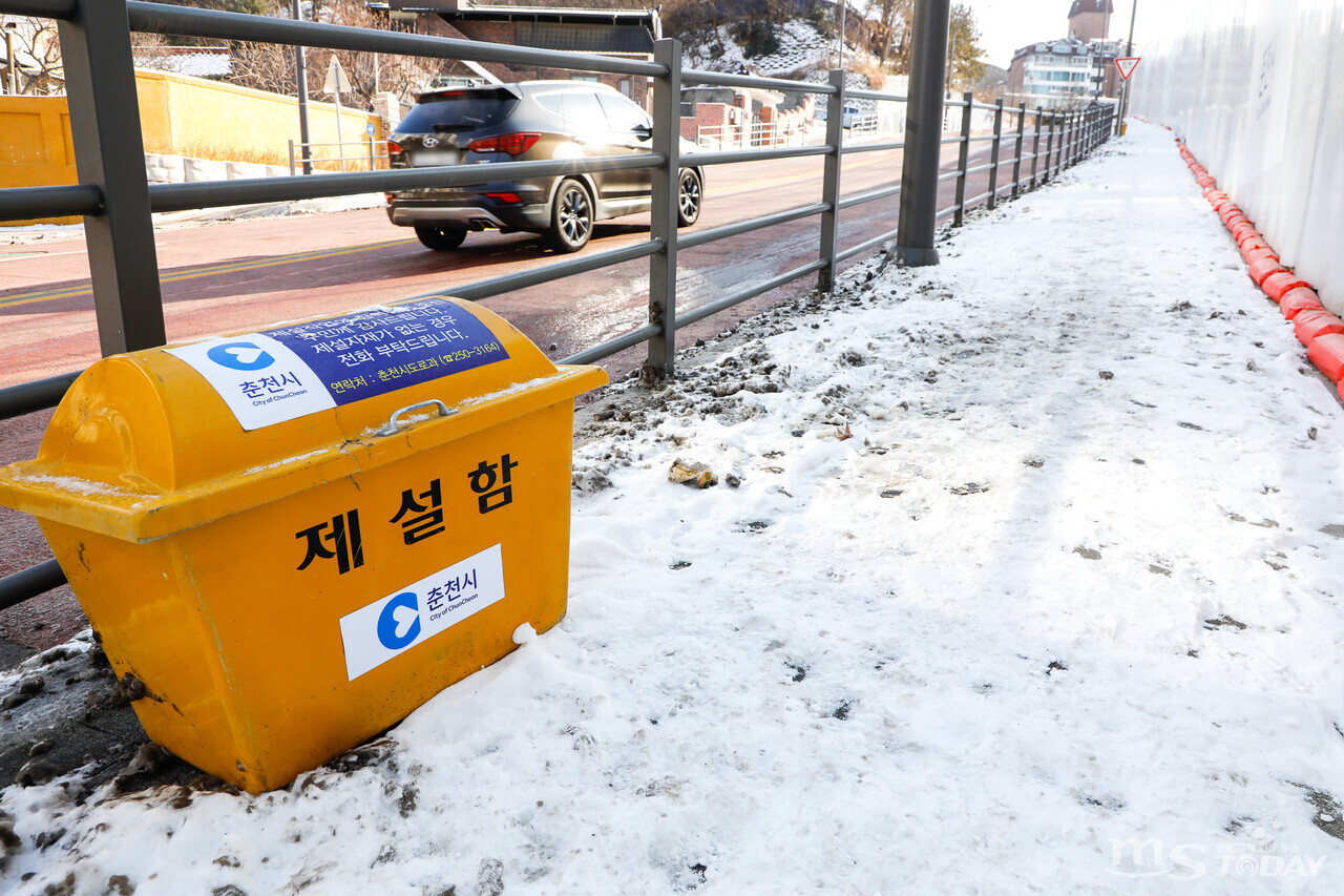 23일 춘천 소양로2가의 한 인도. 대설특보가 발효된 21일 내렸던 눈이 아직 정리되지 않아 보행자들의 안전을 위협하고 있다.