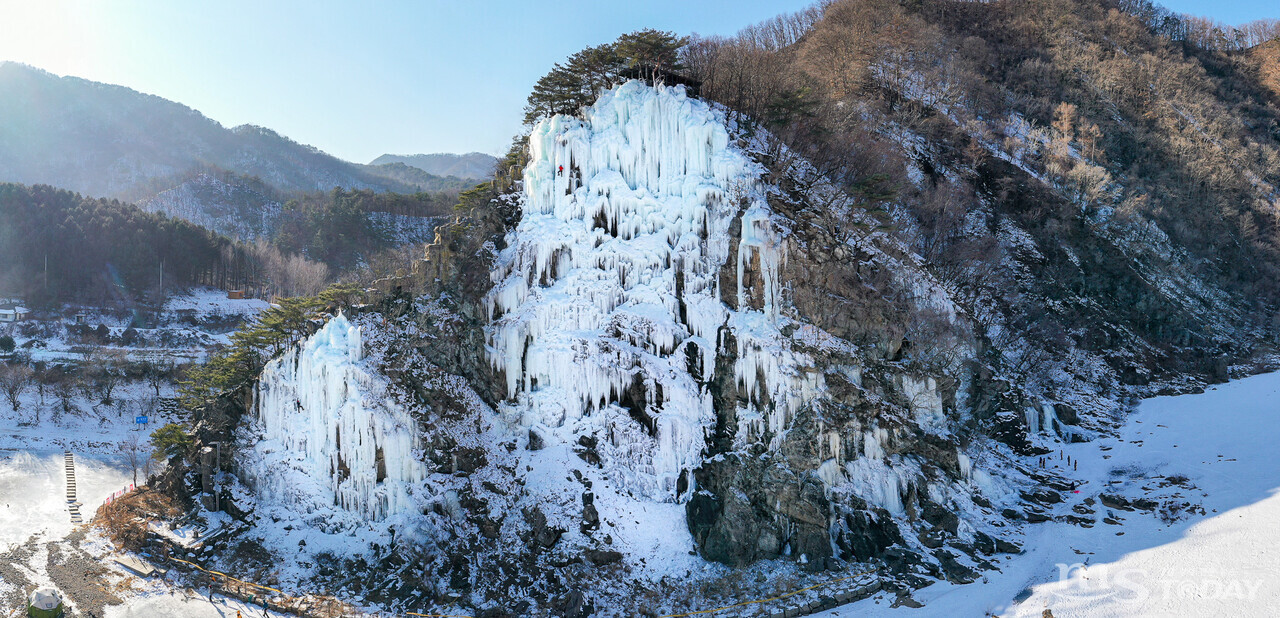 딴산은 파로호와 평화의댐 진입로에 위치한 작은 동산으로 물가에 둥실 떠 있는 듯 홀로 떨어져 있는 산이라 하여 '딴산'이라 불리게 됐다.