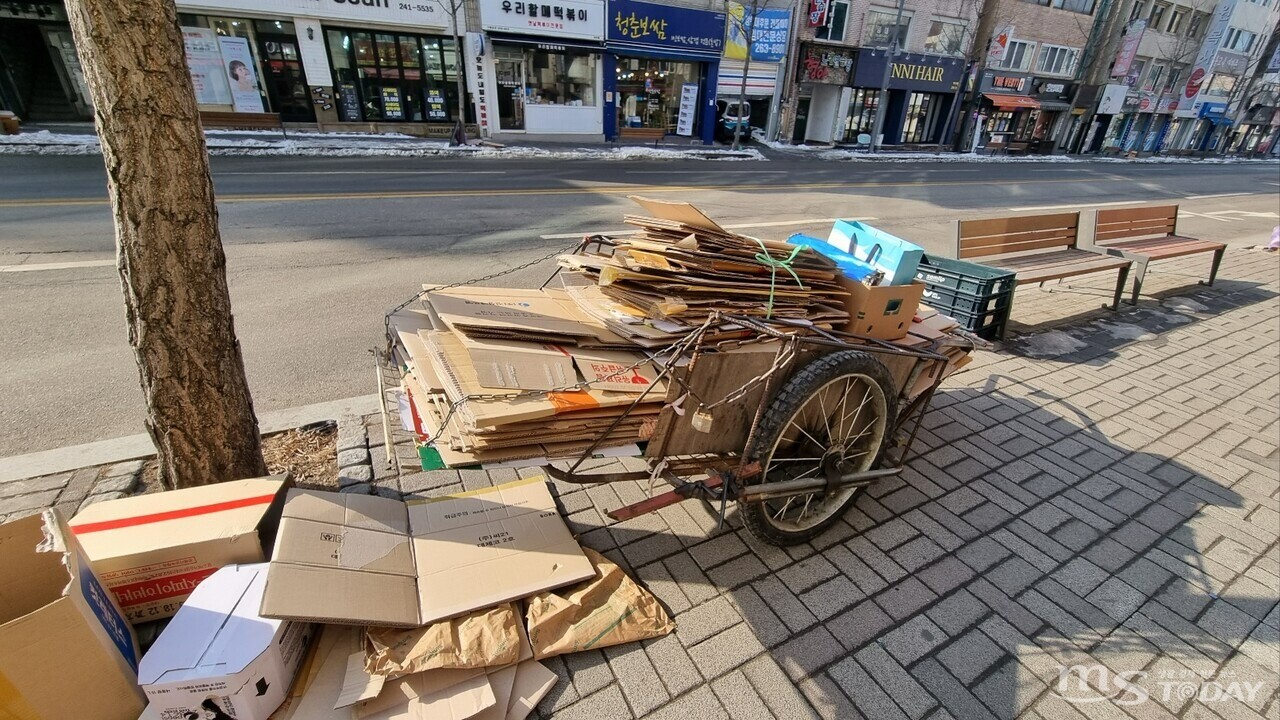 김씨가 끌고 다니는 손수레. 폐지를 가득 채우면 150㎏지만 손수게 무게를 제외하면 100㎏로 줄어든다. (사진=이현지 기자)