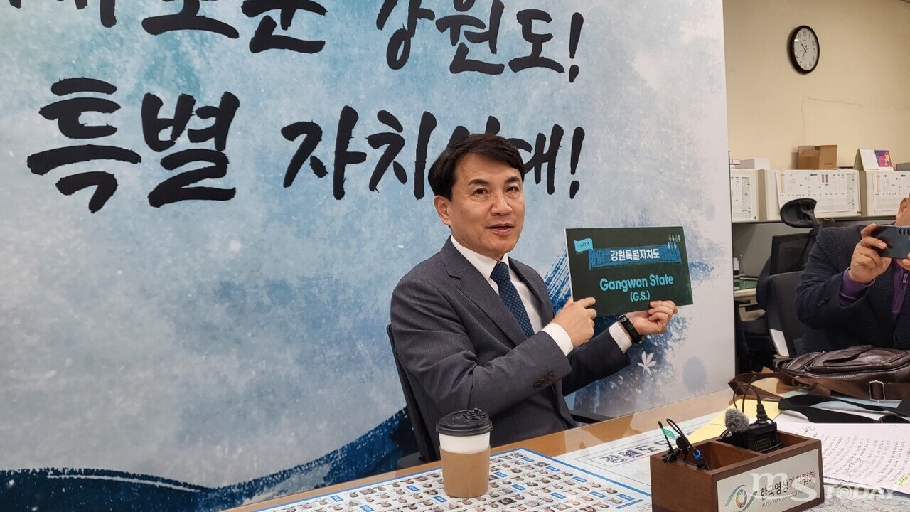 김진태 강원도지사가 6일 오전 도청 기자실에서 간담회를 열고 강원특별자치도의 공식 영문 표기인 ‘강원 스테이트(Gangwon State)’에 대해 설명하고 있다. (사진=허찬영 기자)