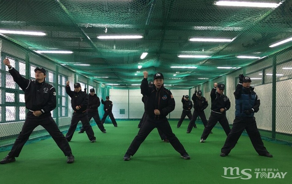 야구 심판이 되기 위해 한국야구위원회(KBO)에서 주관하는 심판수료 과정을 10주간 수료해야 한다.(사진=박석운 위원장)