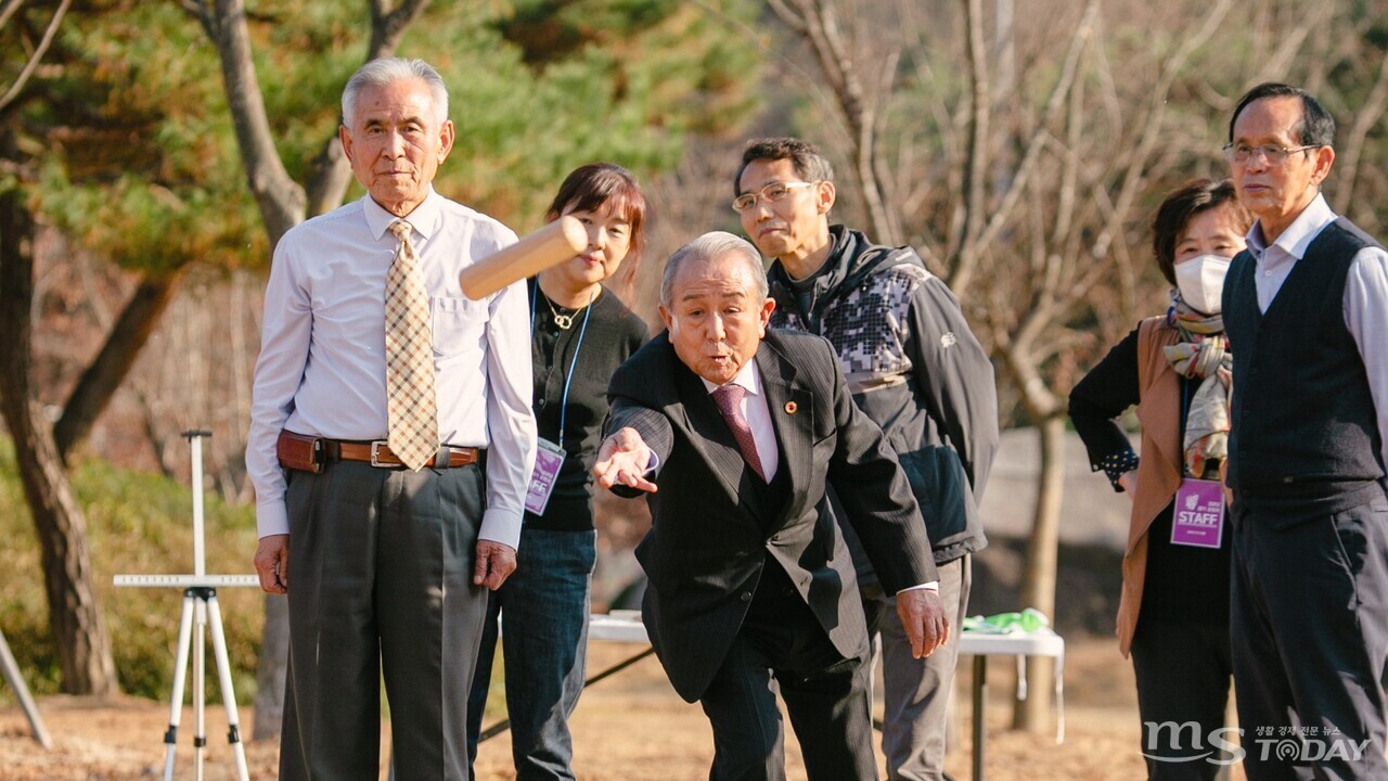 대한노인회강원도연합회는 건강한 노년 문화 조성을 위해 지난해 시범 경기에 이어 올해 제1회 몰키 운동회를 개최한다. (사진=강원도경로당광역지원센터 제공)