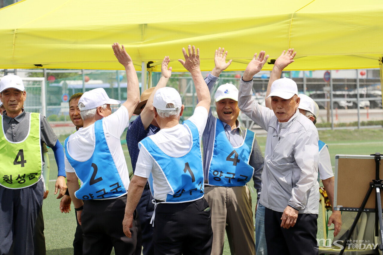 제1회 강원도경로당 몰키운동회에서 1등을 차지한 양구지회 대표팀이 "화이팅!"을 외치고 있다. (사진=오현경 기자)