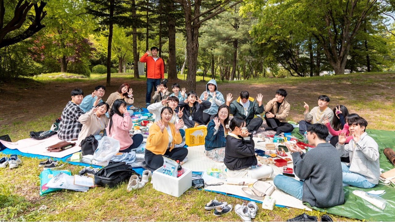 지난 4월 22일 공지천에서 열린 춘뿌리 봄소풍 모습 (사진=춘뿌리 제공)