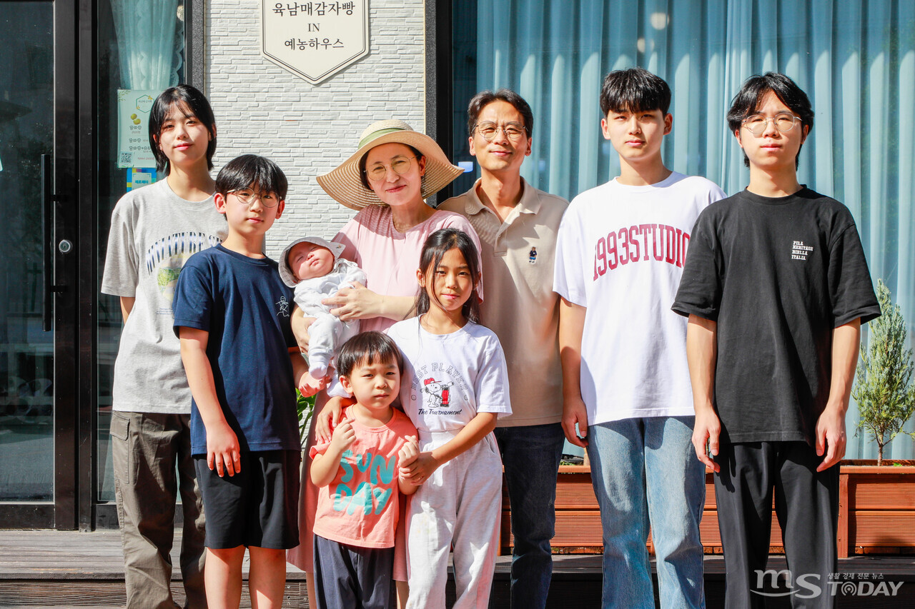 전동훈·류사라 부부와 사랑의 7남매. 아이들은 사진 왼쪽부터 셋째 수, 넷째 성진, 일곱째 성우, 여섯째 성실, 다섯째 성은, 둘째 해준, 첫째 태랑이다. (사진=이정욱 기자)