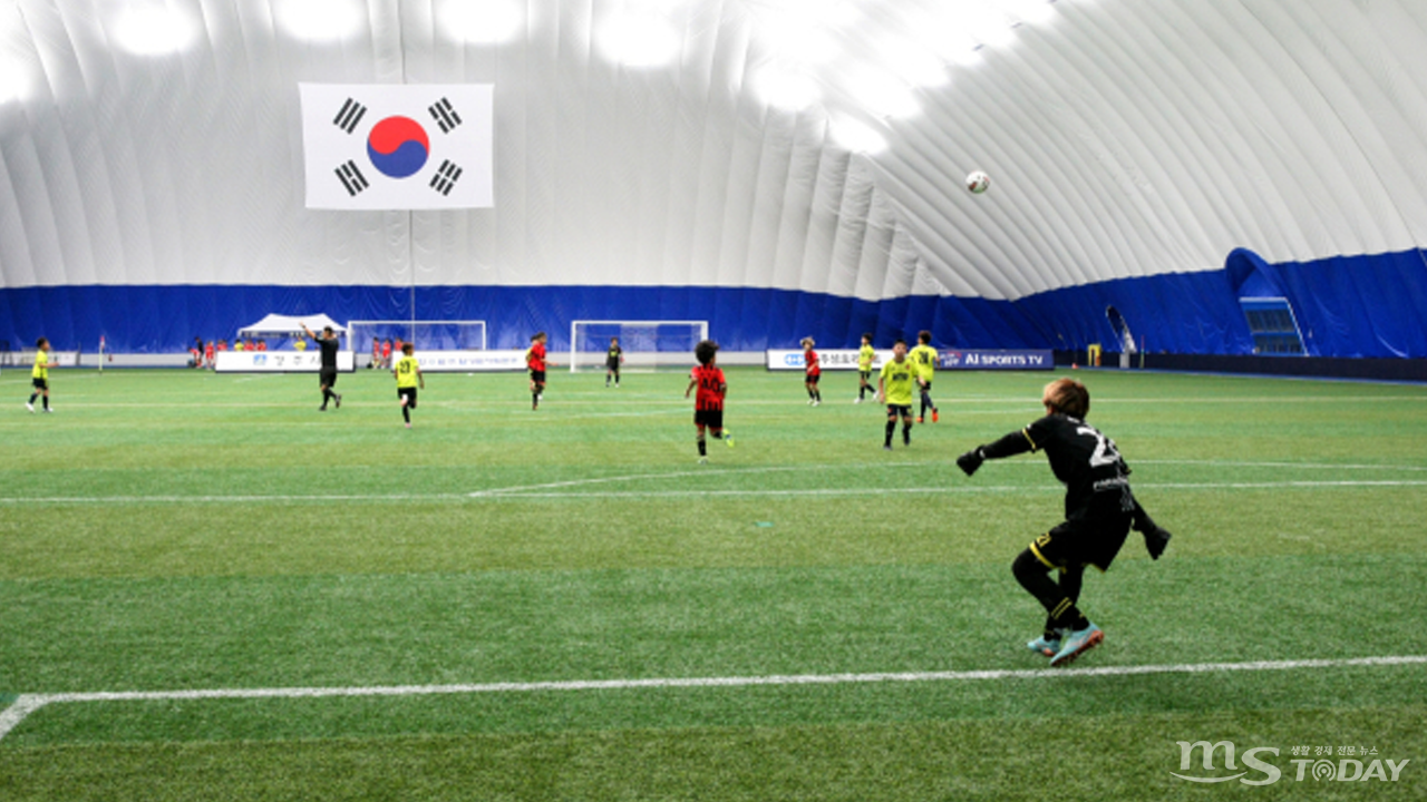 국내 첫 정규 규격 에어돔 축구장인 '경주 스마트 에어돔'의 모습. (사진=경주시)