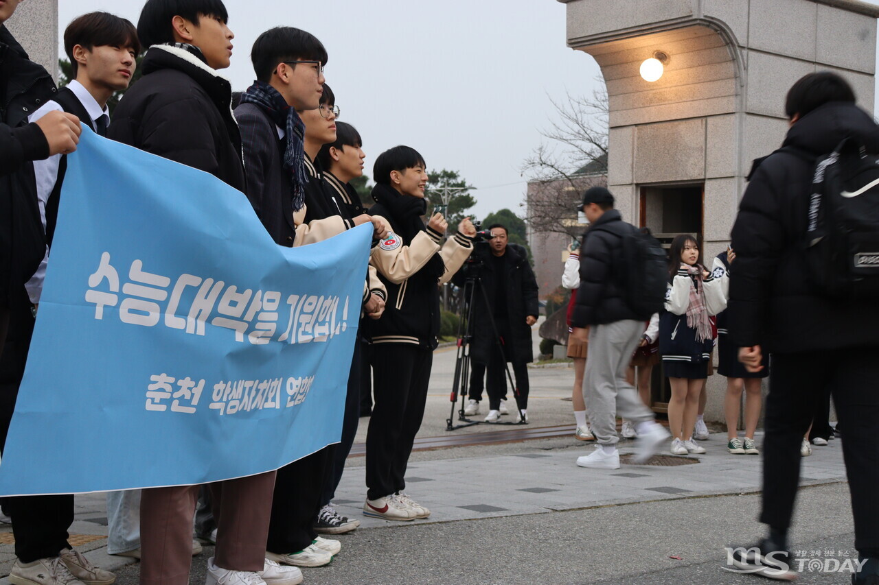 16일 춘천고 정문 앞 수험생들이 시험장으로 향하고 있다. (사진=최민준 기자)