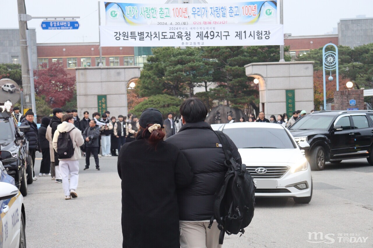 16일 춘천고 앞 학부모가 시험장 입실을 앞둔 학생을 마중하고 있다. (사진=최민준 기자)