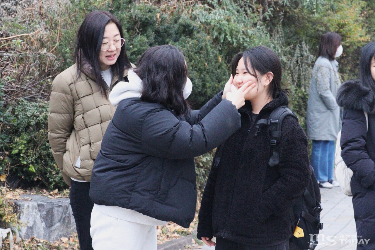 16일 수능 고사장인 강원사대부고 정문 앞에서 춘천여고 선생님이 수험생을 응원하고 있다. (사진=오현경 기자)