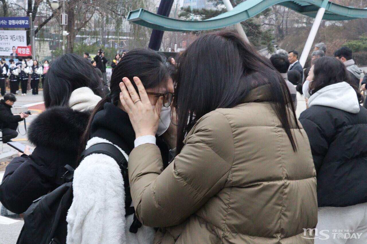 16일 강원사대부고 앞 수능 시험을 앞둔 학생이 눈물을 보이고 있다. (사진=오현경 기자)