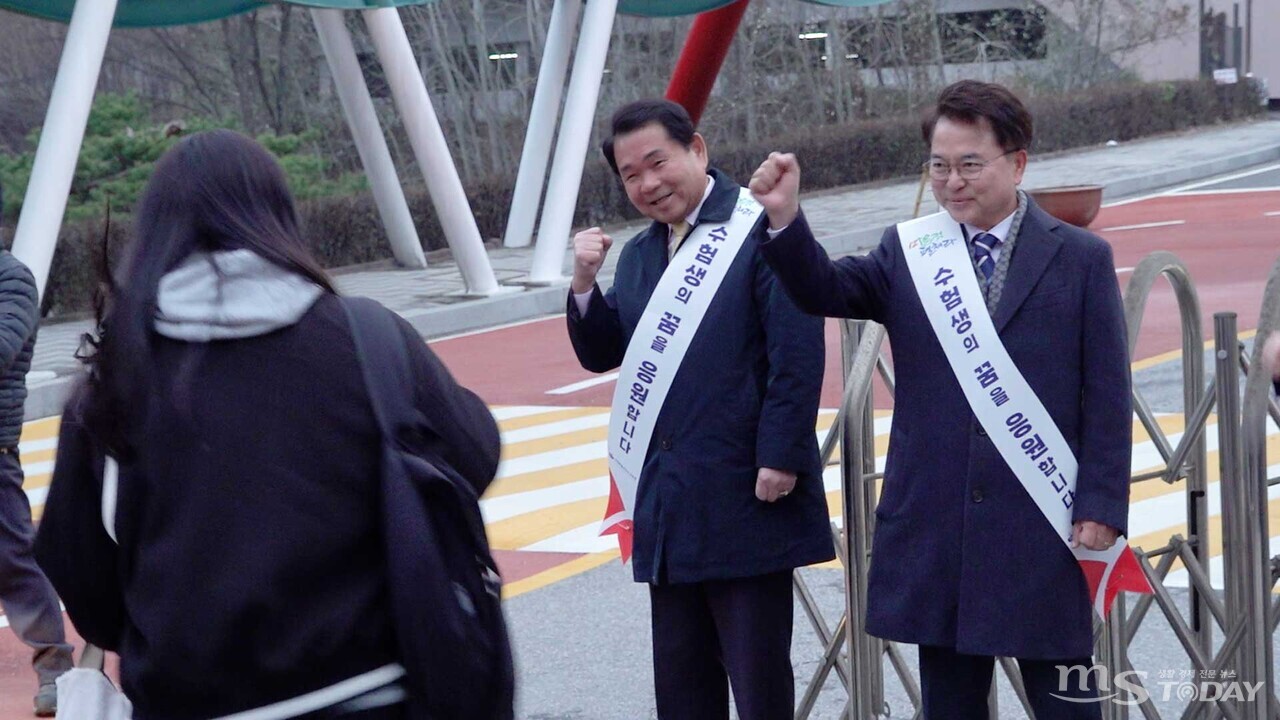 강원사대부고 수능 시험장 앞, 신경호 강원특별자치도교육감과 육동한 춘천시장이 한뜻으로 수험생을 격려하고 있다. (사진=이정욱 기자)