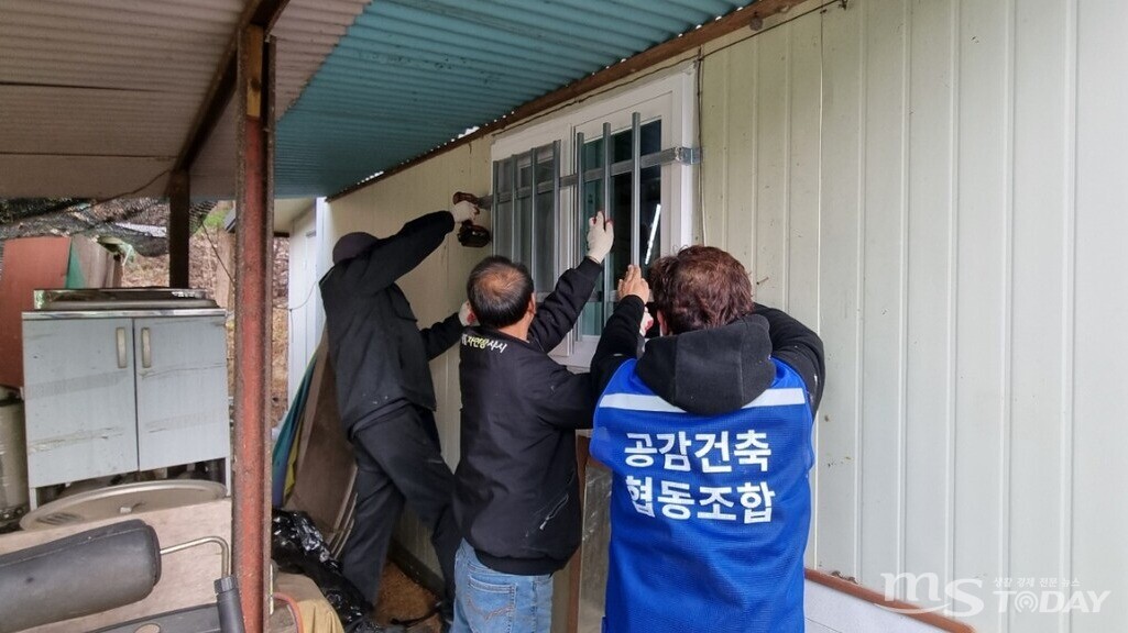 '공감협동조합' 관계자들이 재능기부 차원에서 집수리를 하고 있다. (사진=김용기 공감건축 이사 제공)