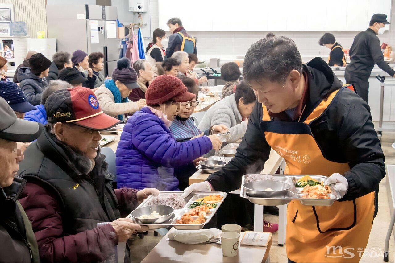 지난달 29일 김관우씨가 춘천 소양동 하늘이차려준밥상에서 배식 봉사를 하고 있다. (사진=오현경 기자)