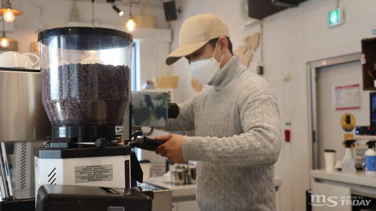 현직 의사이자 '루즈카페 제3의 공간'을 운영하는 이동창 대표가 커피를 내리고 있다. (사진=진광찬 기자)