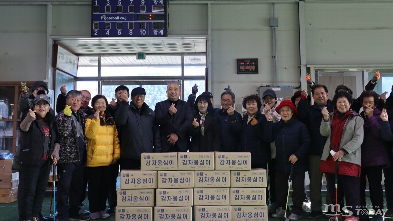 매일봄은 지난 1일 서면 방동1리 경로당에서 자사 옹심이 제품을 후원했다. (사진=진광찬 기자)