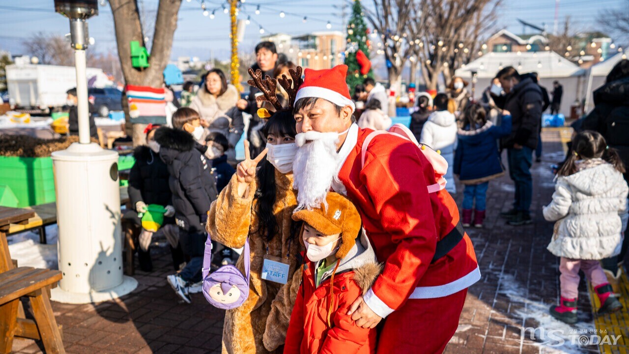 크리스마스를 맞아 춘천에서 어린이를 위한 다양한 프로그램이 진행된다. 사진은 지난해 춘천인형극제 ‘코코바우 이글루’ 모습. (사진=춘천인형극제) 