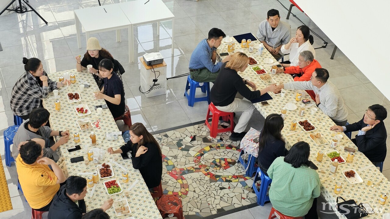 춘천마임축제와 협업 기관단체, 아티스트 등이 축제 대표 주류를 시음하며 네트워크를 다지고 있다. (사진=한승미 기자)