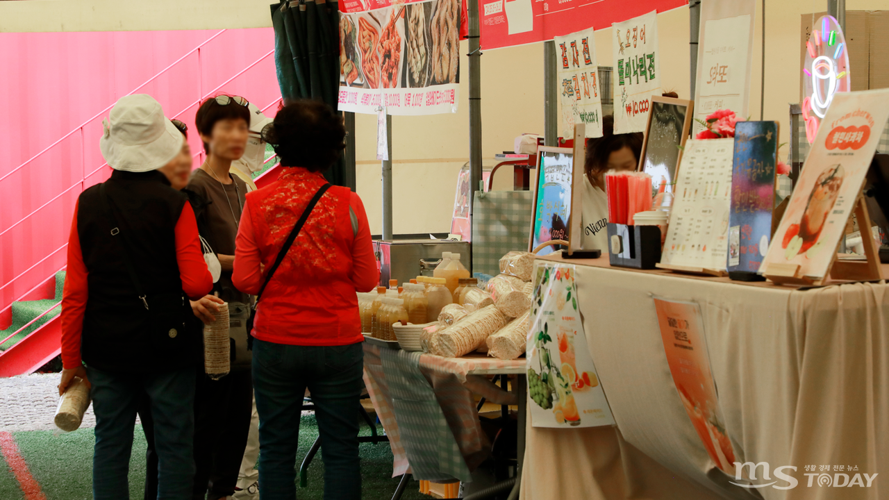 고석정 꽃밭 축제장에는 지역 향토음식을 맛볼 수 있는 먹거리 부스와 농특산물 구매 코너가 마련돼 있다. (사진=박지영 기자)