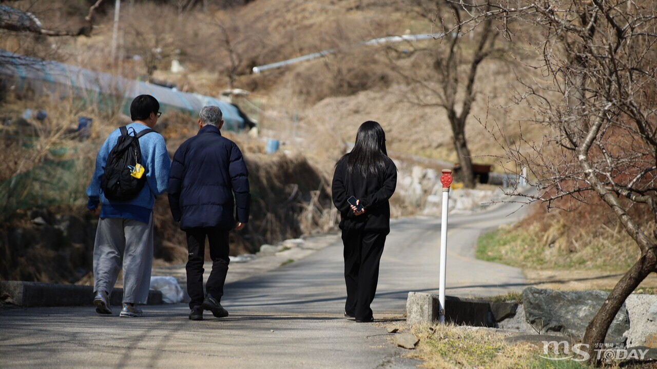 팀 록필의 수몰민 인터뷰. 상희 씨와 새하 씨가 인터뷰이와 이야기를 나눌 동안 정현 씨가 기록한 현장의 순간이다. (사진=록필 제공) 