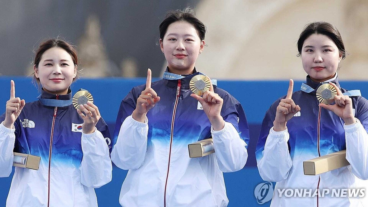 올림픽 10연패를 달성한 한국 여자양궁 대표팀의 남수현(오른쪽부터), 임시현, 전훈영이 28일(현지시간) 2024 파리올림픽 양궁 여자단체전 시상식에서 손가락과 금메달로 숫자 10을 만들며 기념 촬영을 하고 있다. (사진=연합뉴스)