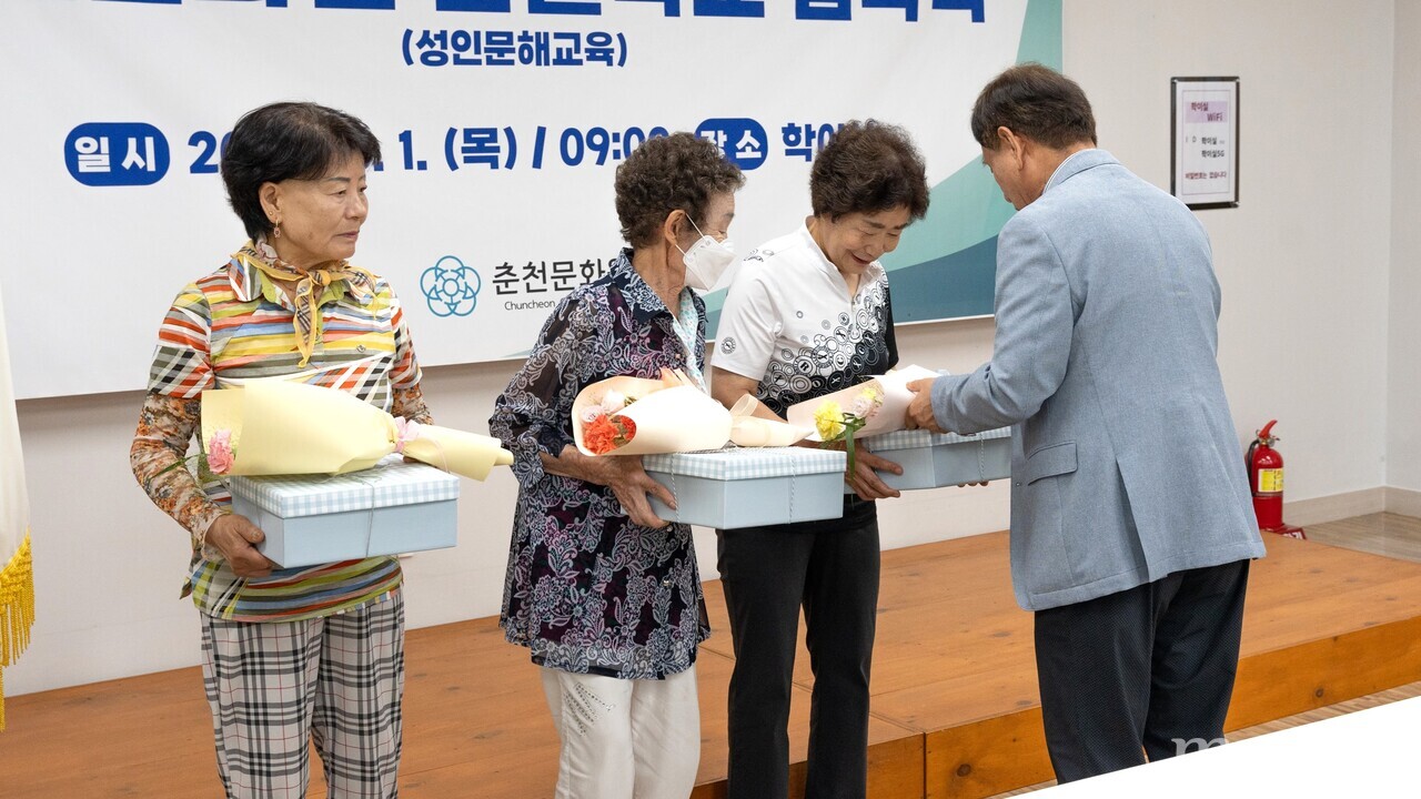 입학석 참석자들은 한글학교 참여 어르신들에게 꽃다발과 선물을 증정하는 등 응원했다. (사진=춘천문화원)