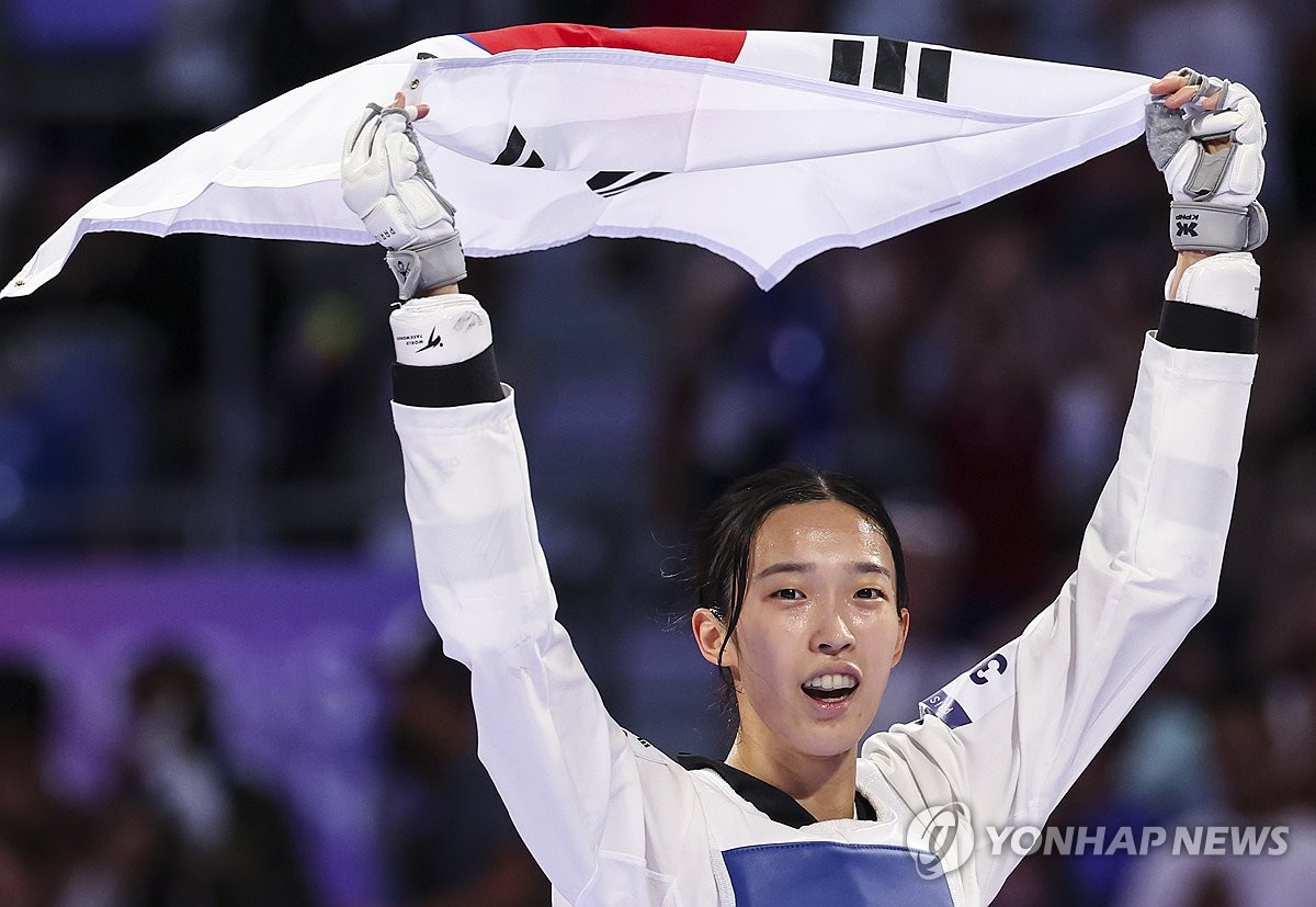 8일(현지시간) 프랑스 파리 그랑팔레 태권도경기장에서 열린 2024 파리올림픽 태권도 여자 57kg급 결승에서 한국의 김유진이 이란의 나히드 키야니찬데를 꺾고 금메달을 확정한 뒤 태극기를 들고 환호하고 있다.(사진=연합뉴스)