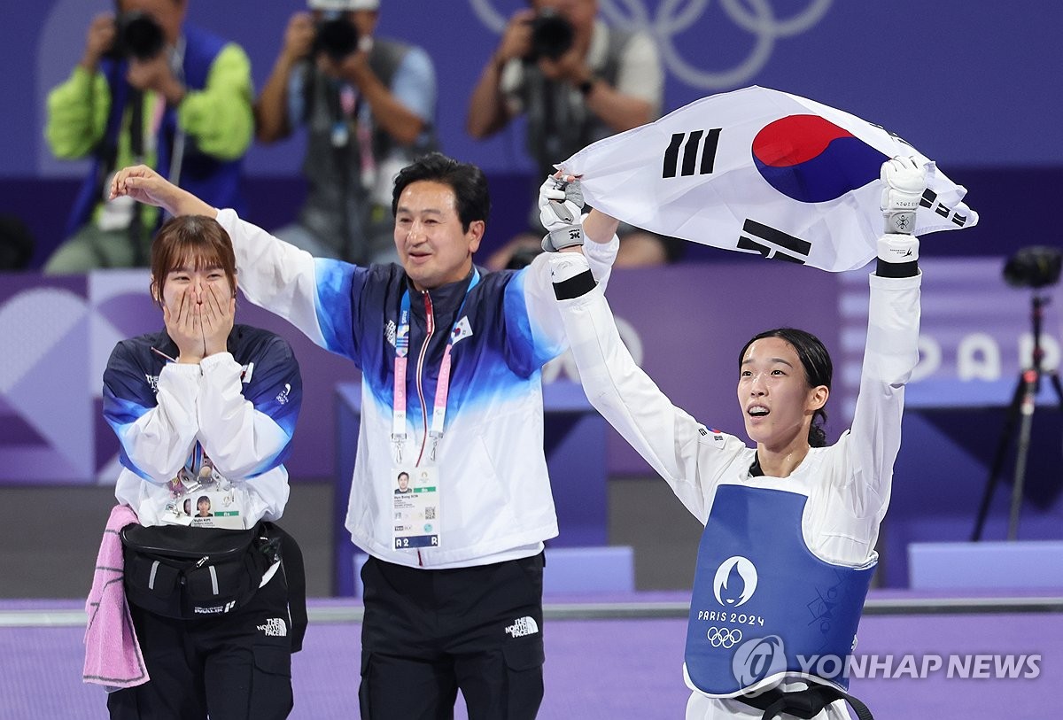 8일(현지시간) 프랑스 파리 그랑팔레 태권도경기장에서 열린 2024 파리올림픽 태권도 여자 57kg급 결승에서 한국의 김유진이 이란의 나히드 키야니찬데를 꺾고 금메달을 확정한 뒤 태극기를 들고 환호하고 있다.(사진=연합뉴스)