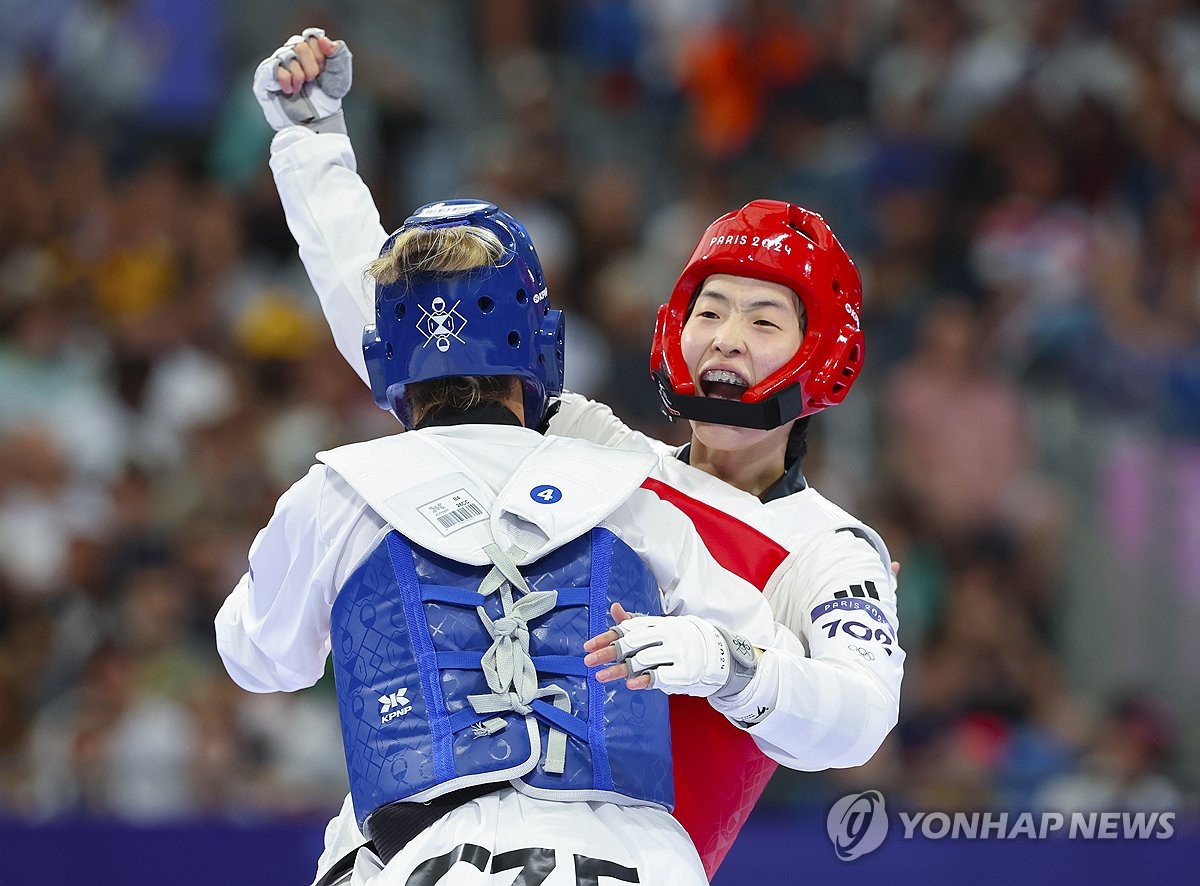 10일(현지시간) 프랑스 파리 그랑팔레 태권도 경기장에서 열린 2024 파리올림픽 태권도 여자 67kg급 16강전에서 한국 이다빈이 체코의 페트라 스톨보바와 경기에서 득점한 뒤 환호하고 있다. (사진=연합뉴스)