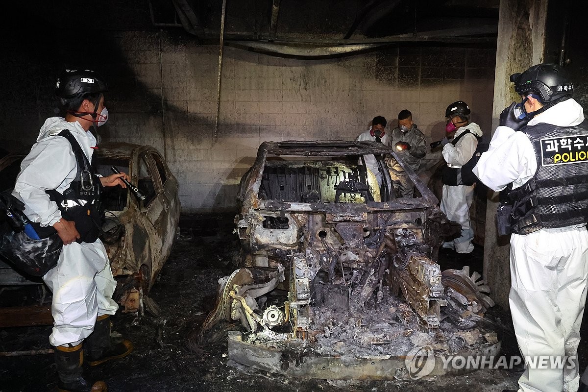 지난 2일 오전 인천 서구 청라 아파트 지하 주차장 화재 현장에서 경찰과 소방 등 관계자들이 합동 감식을 하고 있다. 전날 오전 6시 15분께 아파트 지하 1층에서 벤츠 전기차에 화재가 발생해 8시간 20분 만에 진화됐다. 이 화재로 지하 주차장에 있던 차량 40여대가 불에 탔고, 100여대가 열손 및 그을음 피해를 입었다. (사진=연합뉴스)