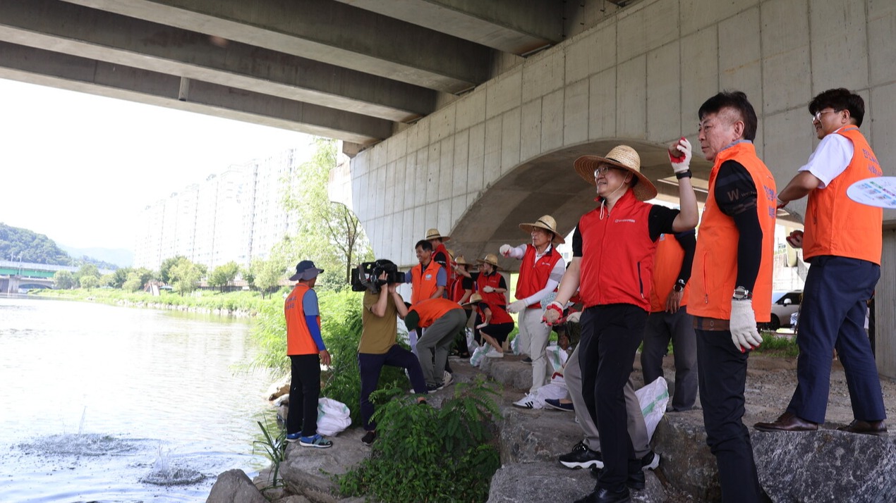 한국건강관리협회 강원지부가 하천 수질 개선을 위한 EM흙공 던지기 캠페인을 진행했다. (사진=한국건강관리협회 강원지부)