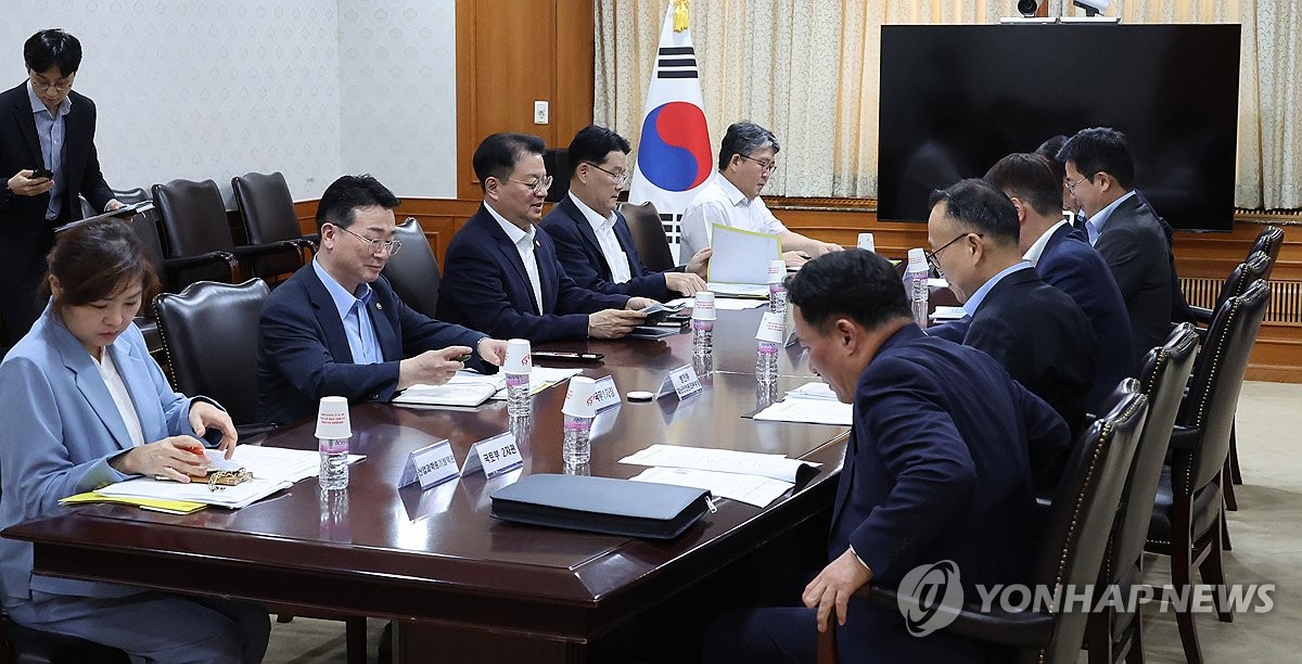 방기선 국무조정실장이 13일 서울 종로구 정부서울청사에서 열린 전기차 안전 관련 관계부처회의를 주재하고 있다.(사진=연합뉴스)