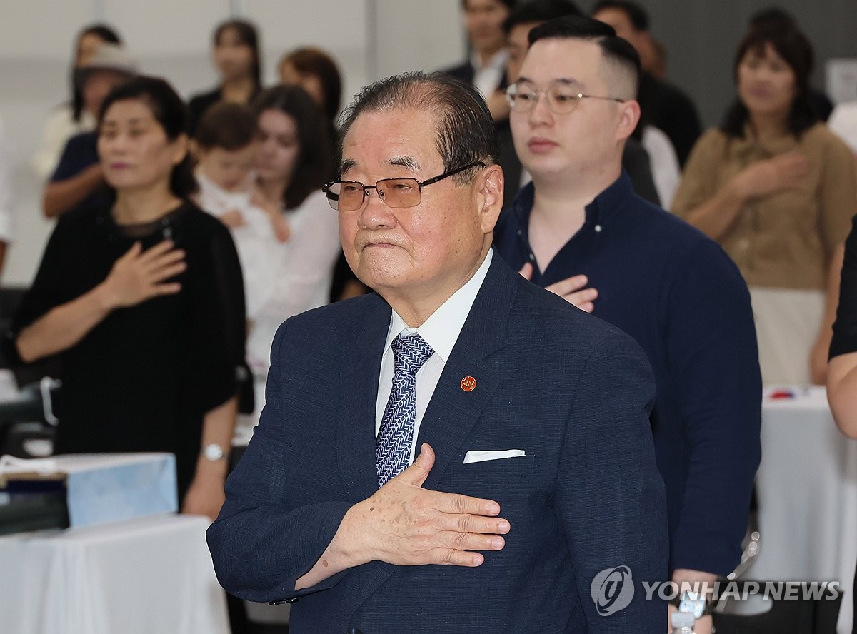 이종찬 광복회장이 12일 오후 서울 서대문구 대한민국임시정부기념관에서 열린 '제79주년 광복절 기념 독립유공자 후손 대한민국 국적증서 수여식'에서 국기에 경례하고 있다.(사진=연합뉴스)