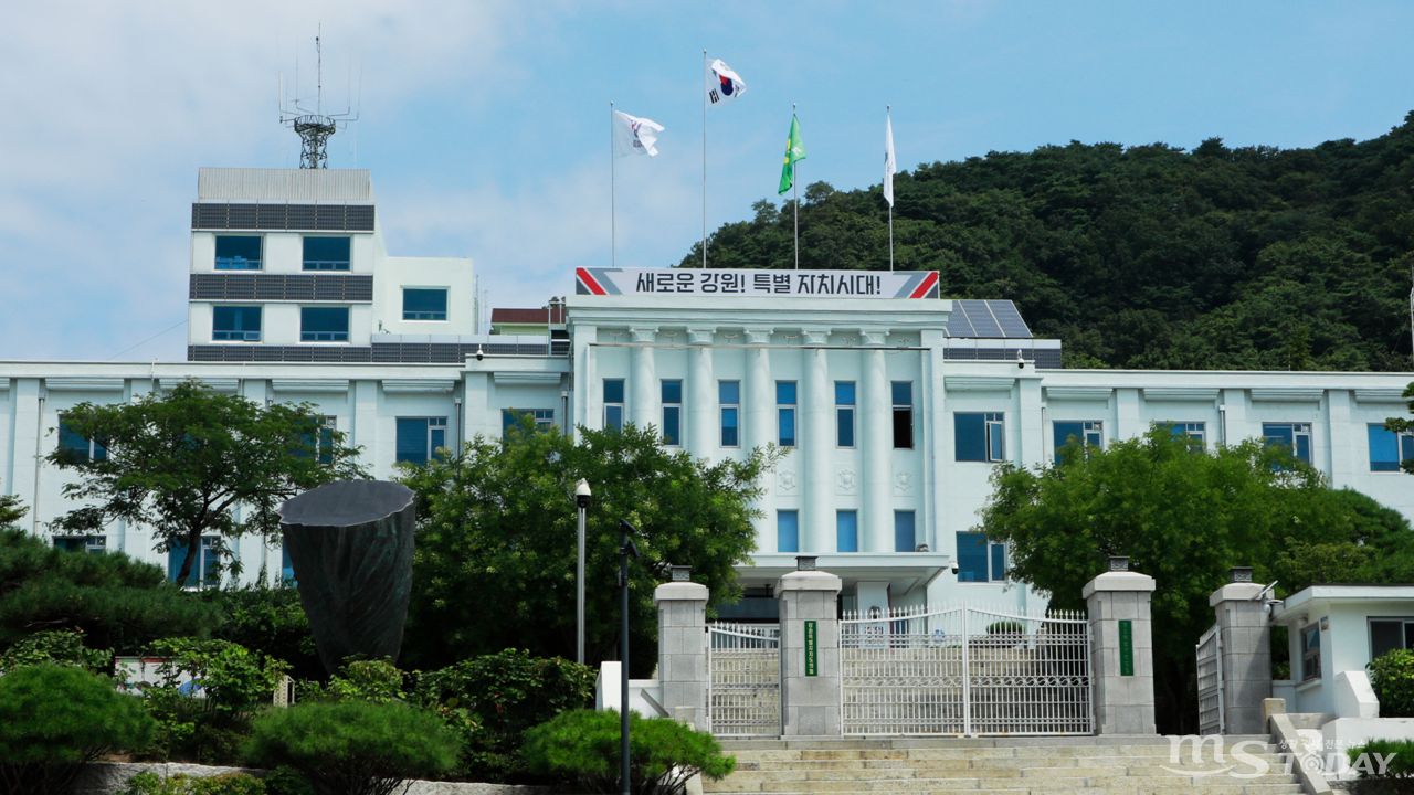 제79주년 광복절인 15일 오전, 강원특별자치도청에 태극기가 다른 깃발보다 높은 위치에서 휘날리고 있다. (사진=박지영 기자)