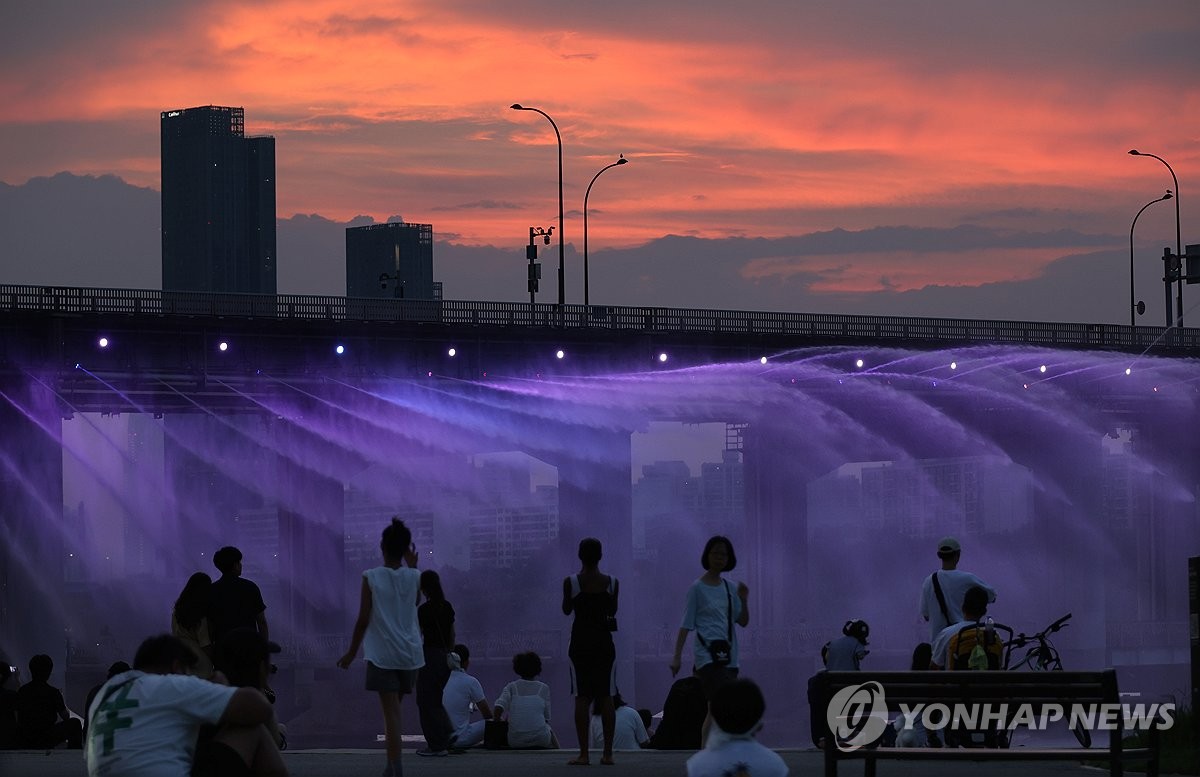 열대야가 계속되고 있는 15일 밤 반포대교 아래에서 시민들이 분수를 보고 있다. (사진=연합뉴스)