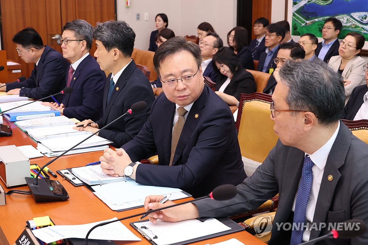 조규홍 보건복지부 장관이 16일 오전 서울 여의도 국회에서 열린 교육위원회와 보건복지위원회의 '의과대학 교육 점검 연석 청문회'에서 박민수 2차관과 대화하고 있다. (사진=연합뉴스)