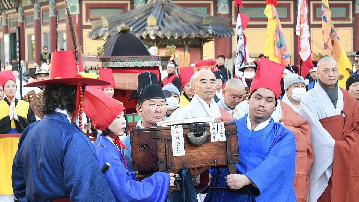 지난해 11월 오대산 사고본 조선왕조실록과 의궤를 오대산으로 옮기는 이운 행렬 재연 행사 모습. (사진=연합뉴스)