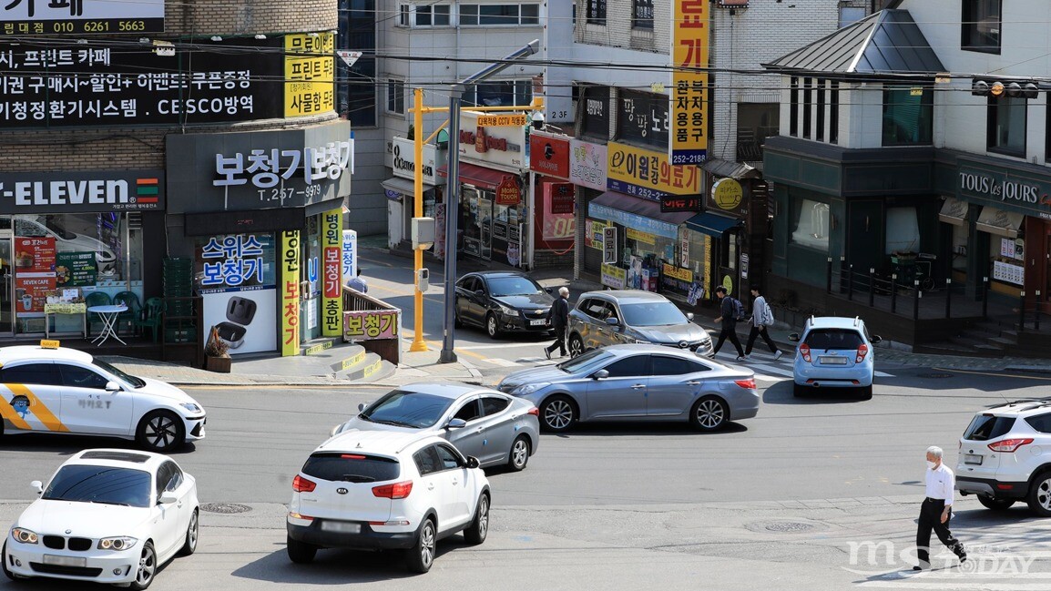 한림대학교춘천성심병원 앞 교차로에 차량과 보행자가 뒤섞여있다. (사진=MS TODAY DB)